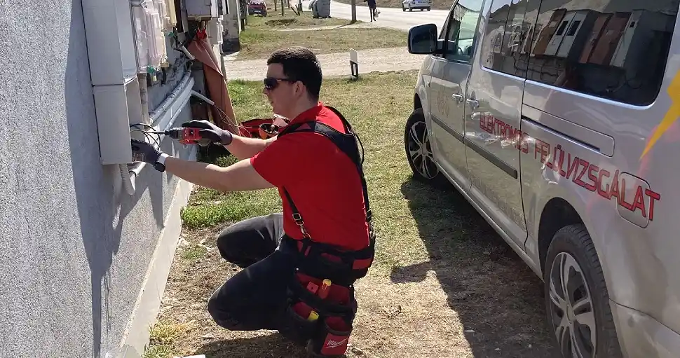 Szabó Árpád villanyszerelő munkát végez